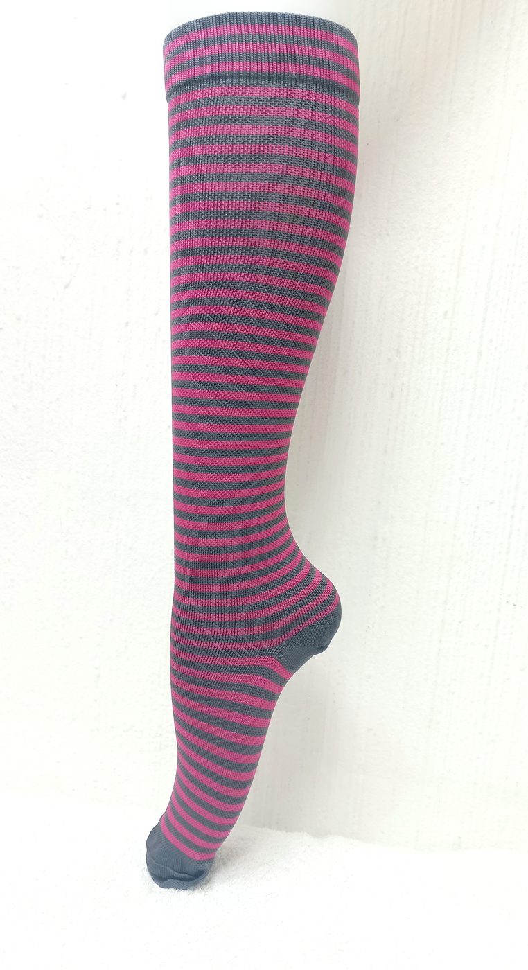 Medias estilo líneas delgadas fucsia y gris