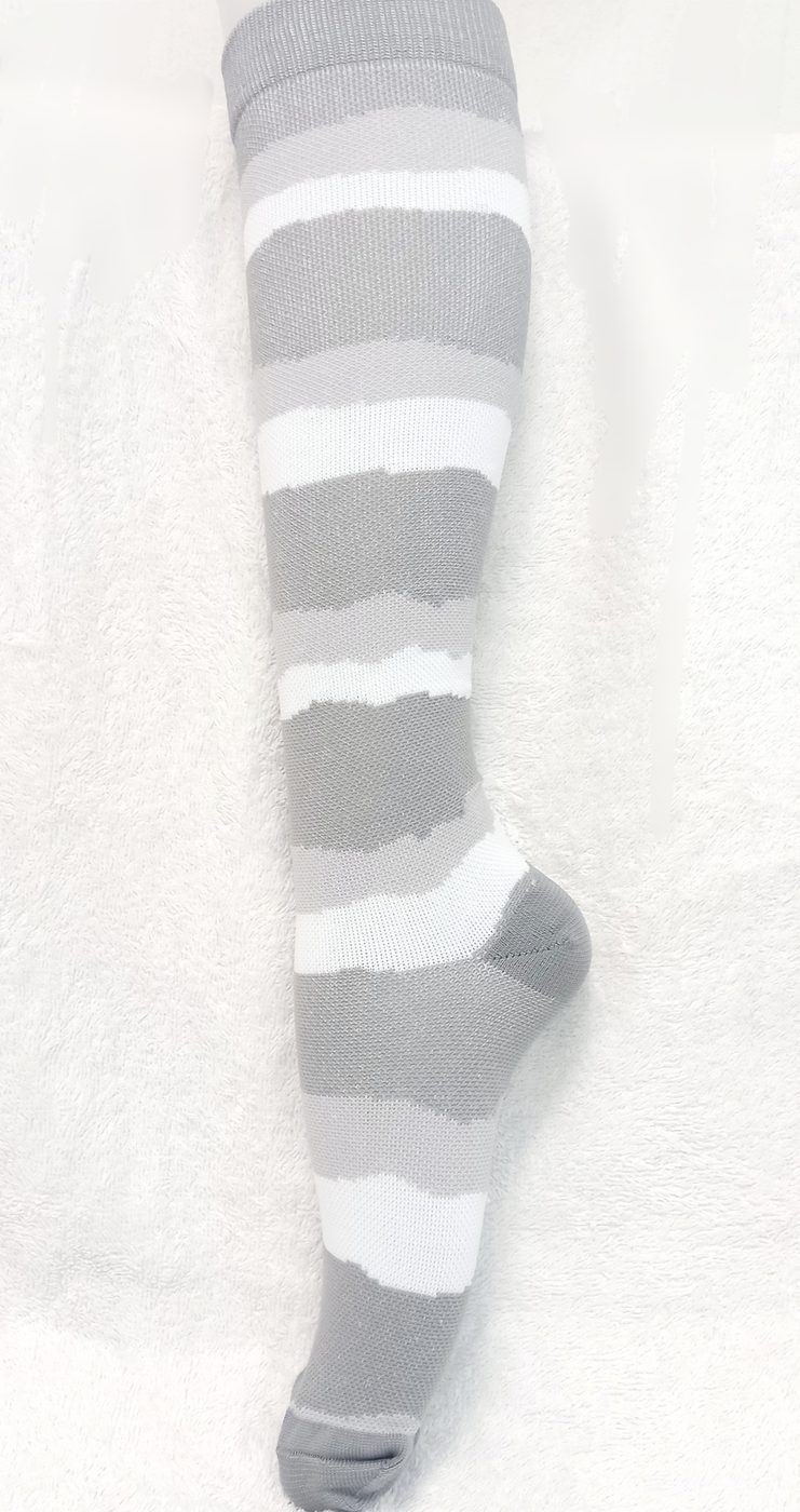 Medias estilo líneas gris y blanco