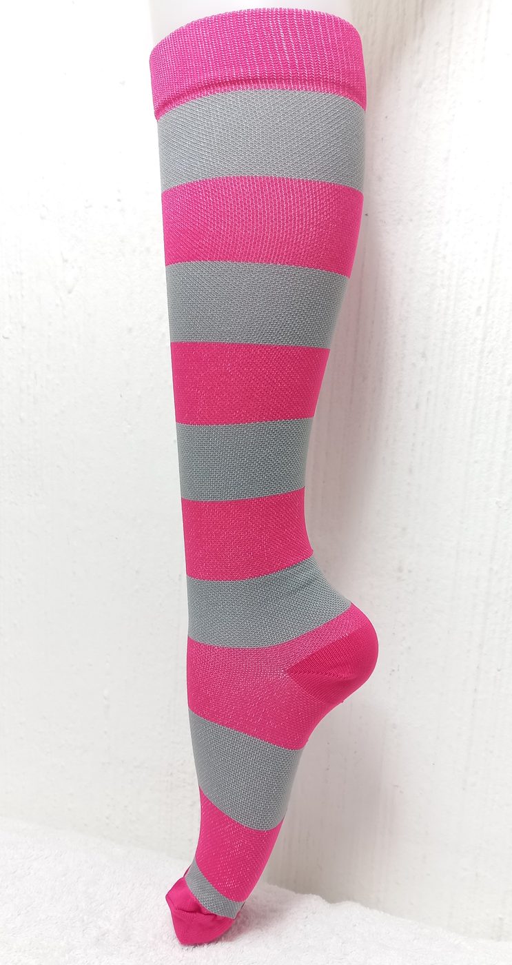 Medias estilo líneas gris y fucsia