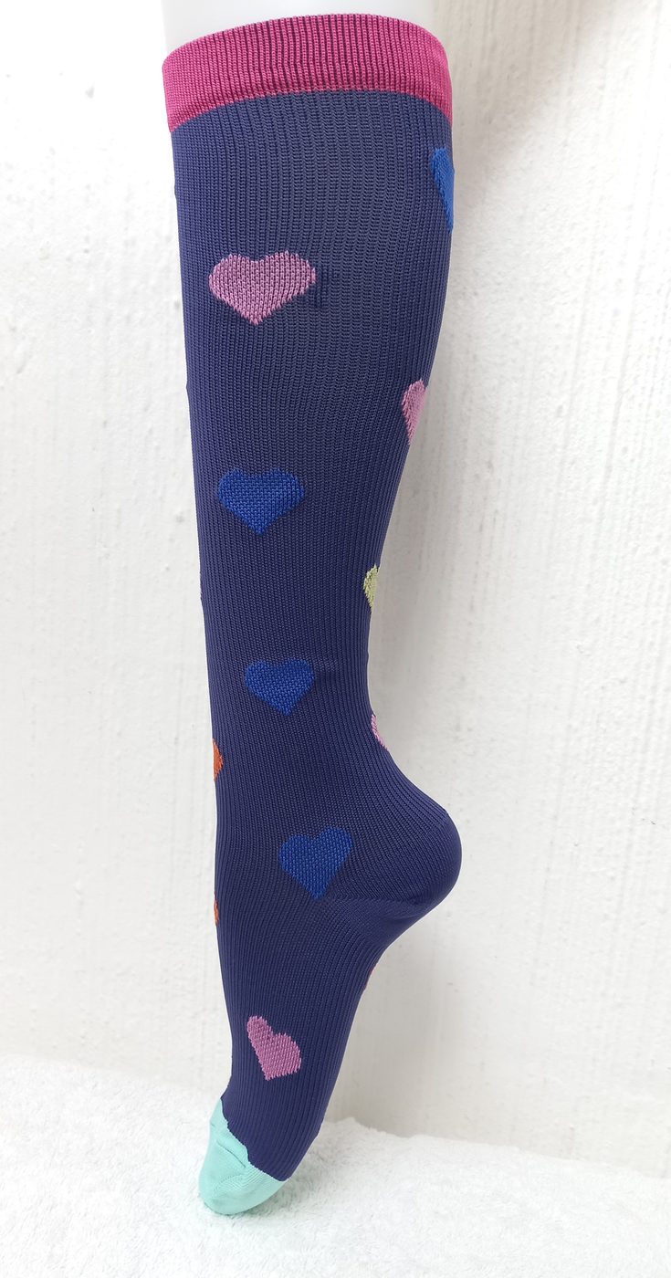 Medias estilo morada con corazones