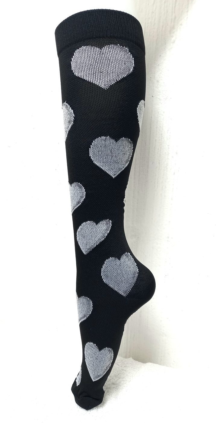 Medias estilo negra con corazones blancos grandes