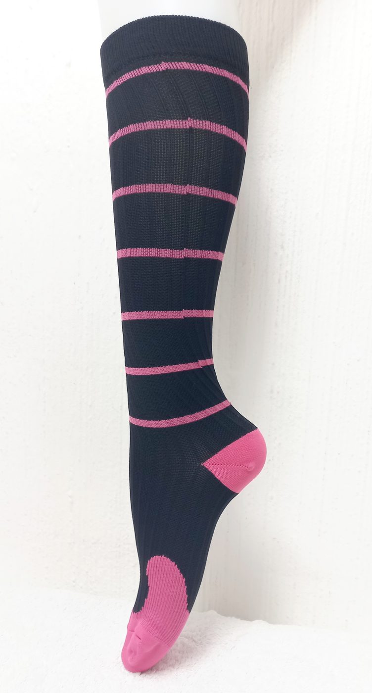 Medias estilo negras con líneas fucsia