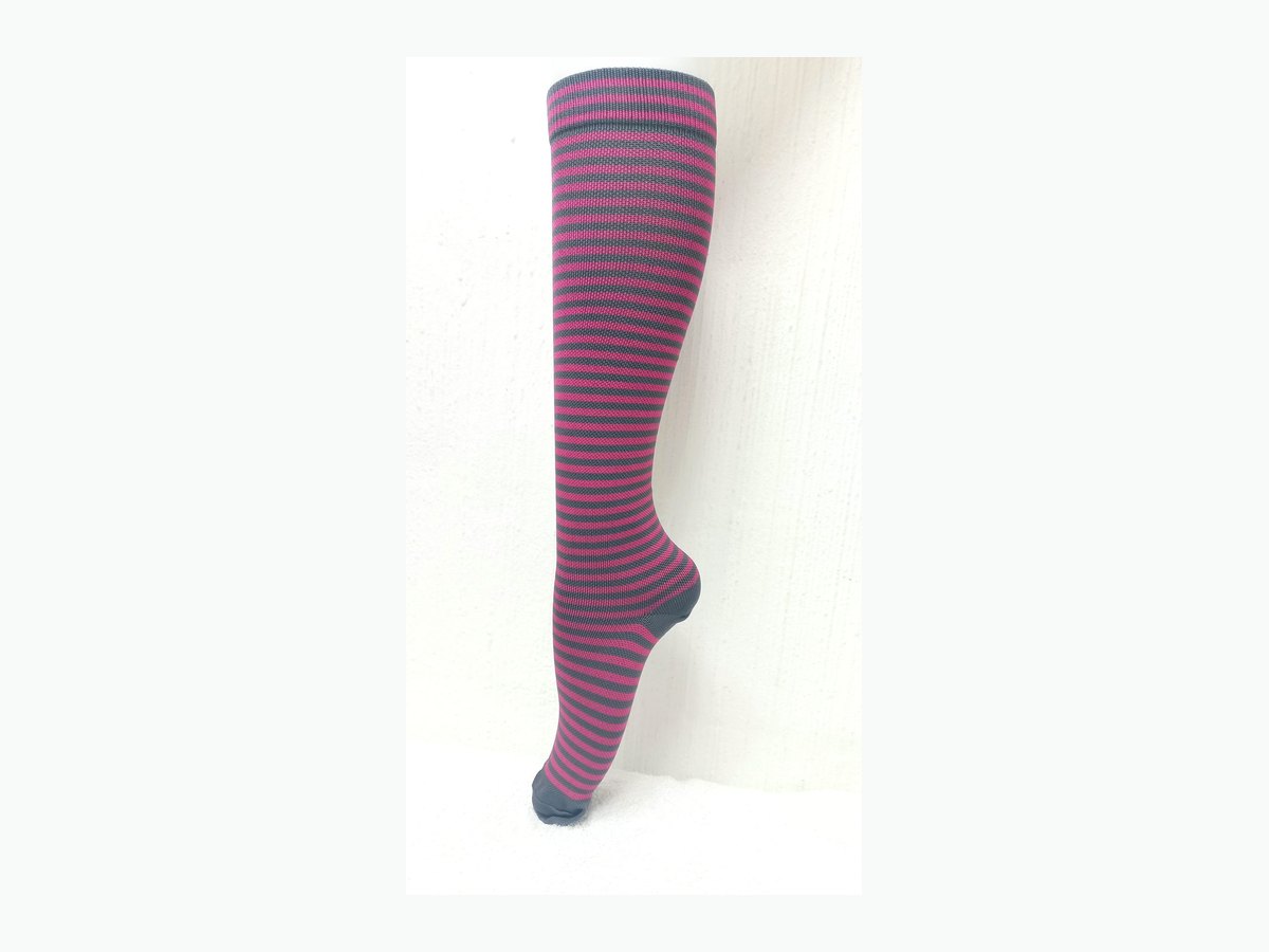 Medias estilo líneas delgadas fucsia y gris
