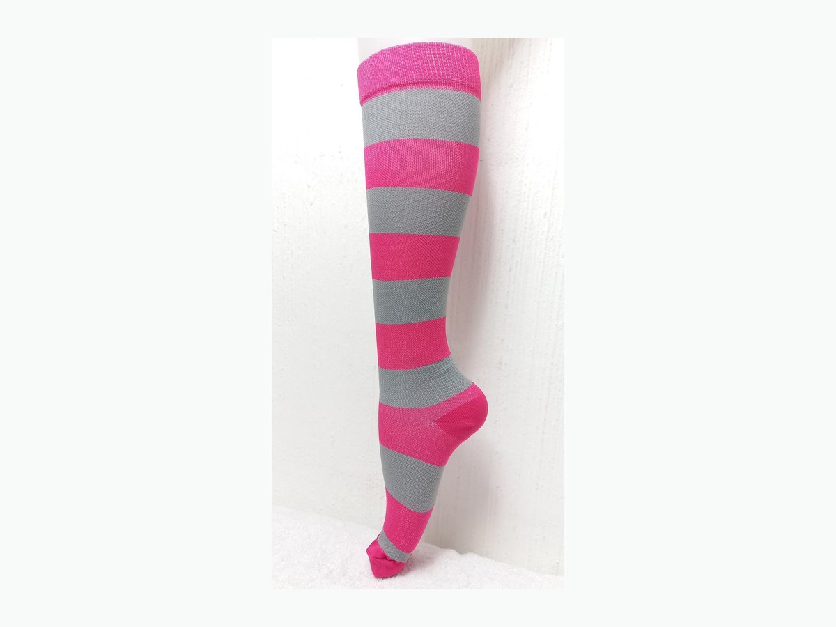 Medias estilo líneas gris y fucsia