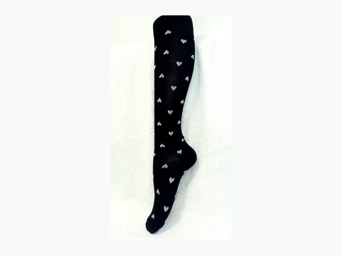 Medias estilo negra con corazones blancos