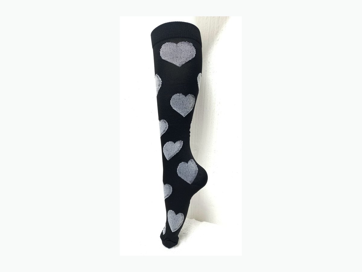 Medias estilo negra con corazones blancos grandes