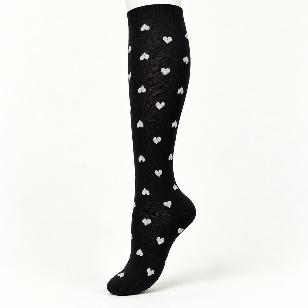 Medias estilo negra con corazones blancos